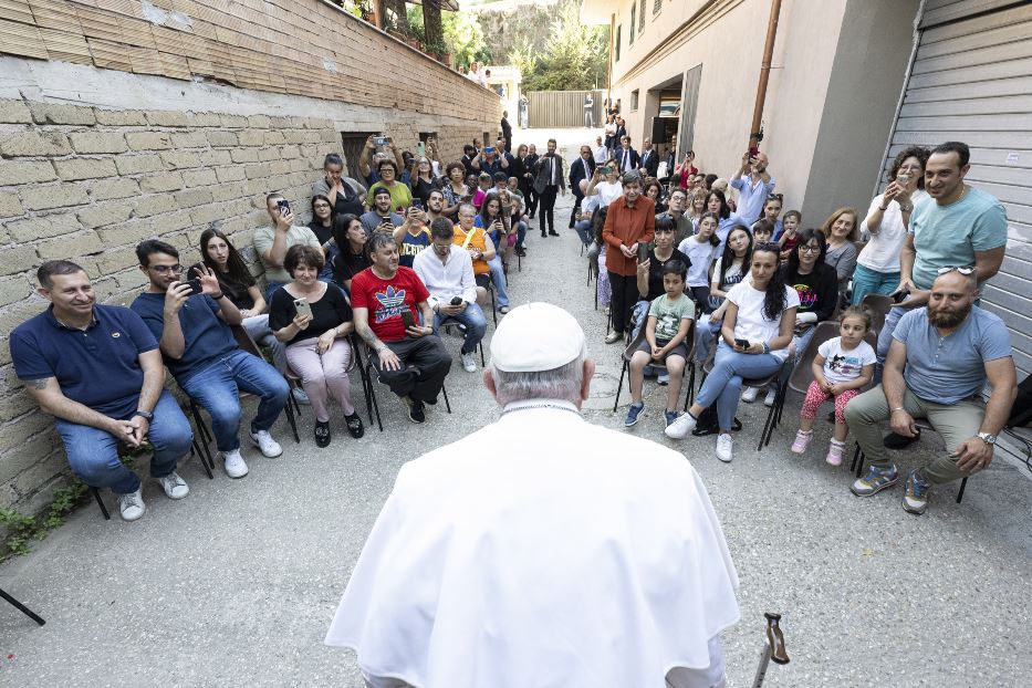 Il Papa in un condominio romano: proteggiamo la famiglia