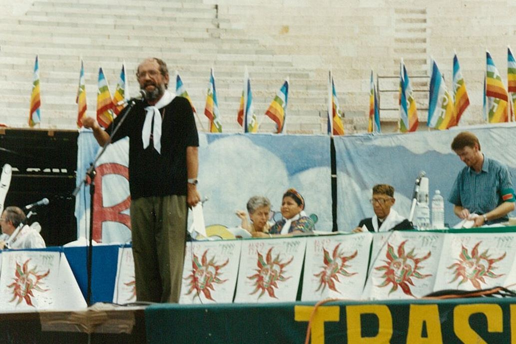 Arena di Pace, settembre 1991. Pochi mesi prima, a gennaio, si tenne un'arena straordinaria convocata d'urgenza per rispondere allo scoppio della guerra nel Golfo. In quell'occasione Padre Zanotelli scriveva da Nairobi queste parole: Arena di Pace 1991, il messaggio di Padre Alex Zanotelli dal Kenya. «Per favore, tocca a voi avere il coraggio davvero di gridare NO! alla guerra nel Golfo, ma anche NO! all’impero del denaro, che fa guerra davvero e riduce in povertà così assoluta tanta gente in tutto il mondo. Da questo "Corocochu" (Korogocho, baraccopoli della periferia di Nairobi, ndr), dove i bambini portano sul volto non i segni della guerra dell'Iraq, ma i segni della fame e della sofferenza, chiedo a voi, "Beati costruttori di pace", uomini di buona volontà: in piedi! L’ora è buia ma non è finita, la storia è nelle nostre mani e possiamo davvero costruire insieme un mondo nuovo, e questo è il grande sogno che ci accomuna tutti». - Archivio Arena di Pace