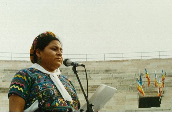 Arena di Pace 1991. L'attività guatemalteca Rigoberta Menchù - che l'anno successivo avrebbe vinto il Nobel per la Pace - porta all'arena il vissuto degli indios. «Noi popoli indios abbiamo resistito, lottato e ci siamo sollevati dal dolore e dalle lacrime causate dal Genocidio e dall’Etnocidio applicati dai governi e dia regimi militari che da sempre cercano di annientarci. […] Nel processo di lotta che sostennero i nostri nonni e che ora continuiamo noi, in qualsiasi angolo del continente americano e del mondo, un primo diritto che dobbiamo rivendicare è essere ascoltati come popoli, non solo nei fori internazionali ma all’interno delle nostre società e paesi. Dobbiamo porre fine a 500 anno di silenzio. Noi indigeni siamo parte dell’umanità e dei popoli più oppressi e la nostra lotta per la giustizia e la pace non può camminare sola. Concretamente, condividere le speranze per un mondo migliore, senza miseria, razzismo e guerre, è il primo dei nostri aneliti di fronte al nuovo ordine internazionale». - Archivio Arena di Pace