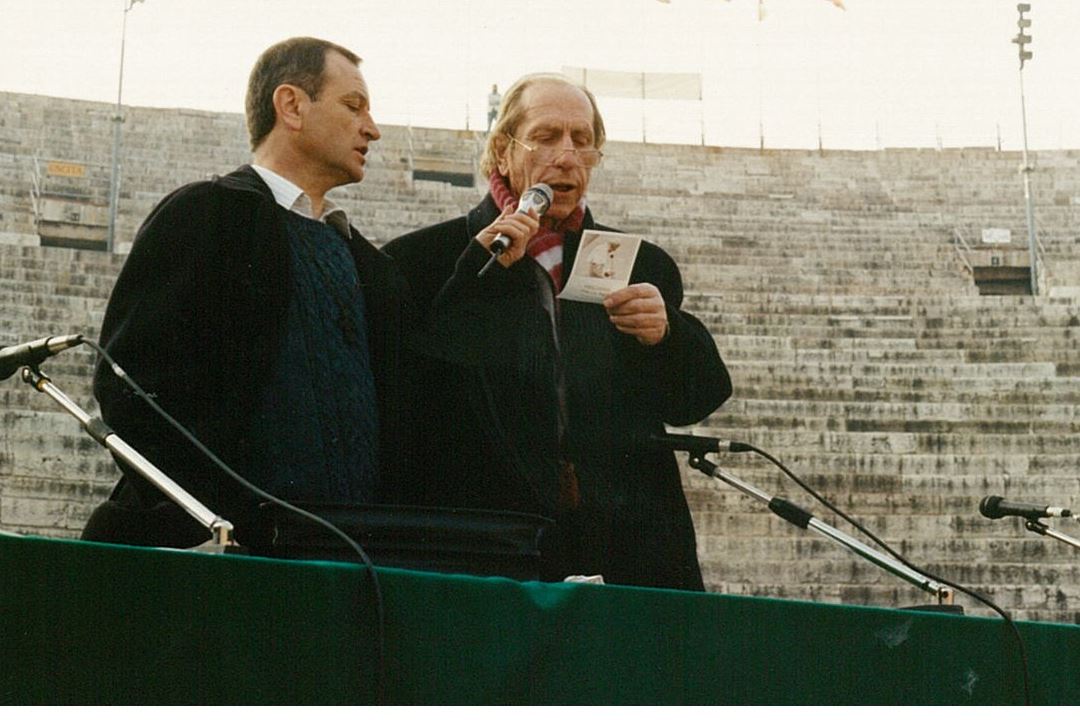 Durante l’arena di Pace del 1991, convocata con urgenza dopo l’inizio della guerra nel Golfo, dal palco Padre Turoldo diceva: «Sono gli spiriti devastati la prima perdita! Abbiamo perso e siamo già sconfitti, pensate anche solo all'odio che questa guerra ha seminato in tutto il mondo. Oltre che essere sconfitti tutti noi, è sconfitta la ragione perché, quando uno ricorre alla forza, vuol dire che non crede più alla ragione». - Archivio Arena di Pace