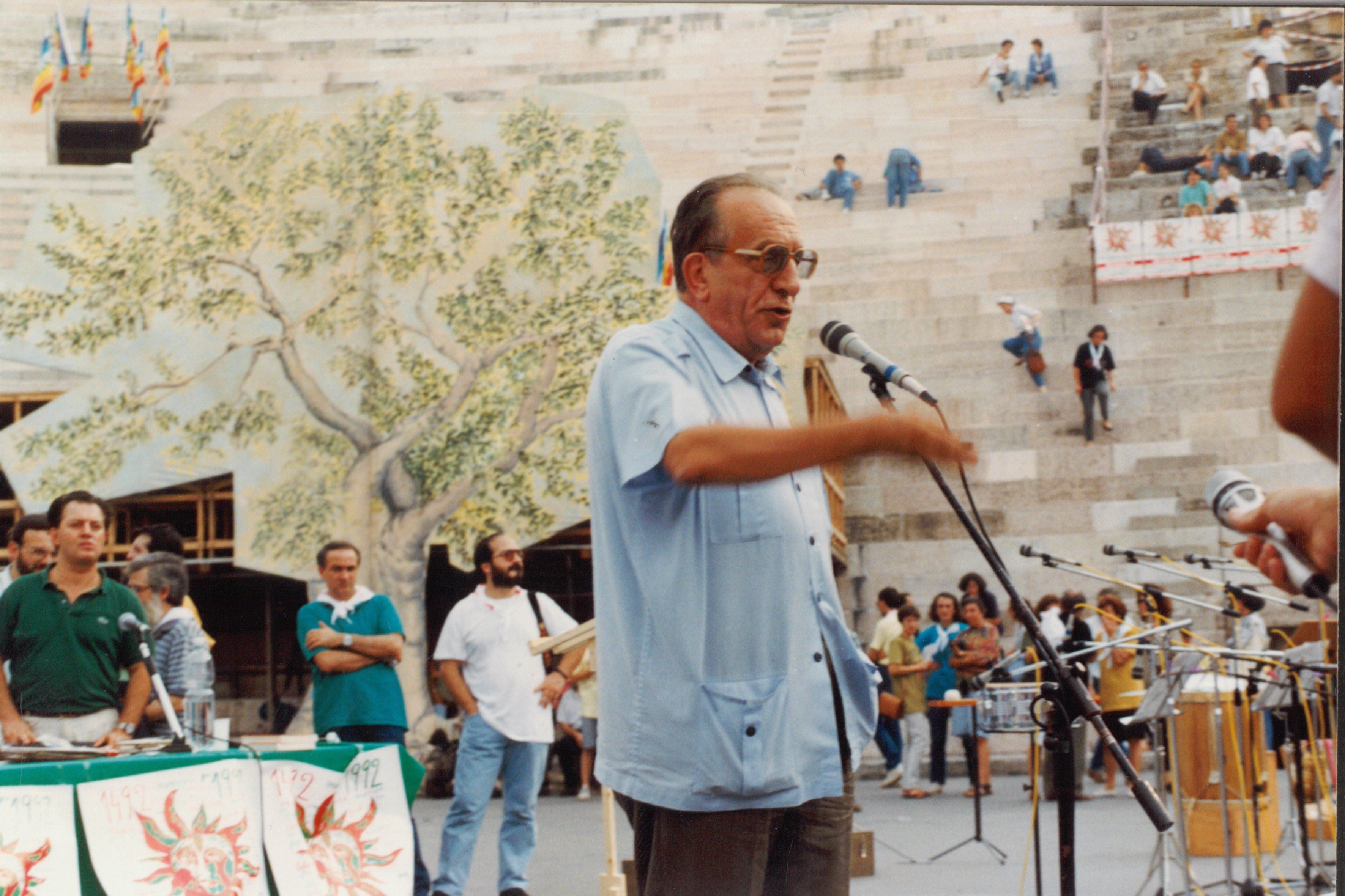 Arena di Pace 1991. Parla padre Ernesto Balducci: «Le statistiche ci dicono che il 6% della popolazione mondiale consuma l’80% di tutte le risorse della terra. Questa isola felice in cui il sistema capitalistico versa la cornucopia dei suoi profitti si mantiene a condizione che gli altri rimangono esclusi. Solo 500 milioni di persone hanno il beneficio del sistema capitalistico, ma tutti gli altri ne portano il peso» - Archivio Arena di Pace