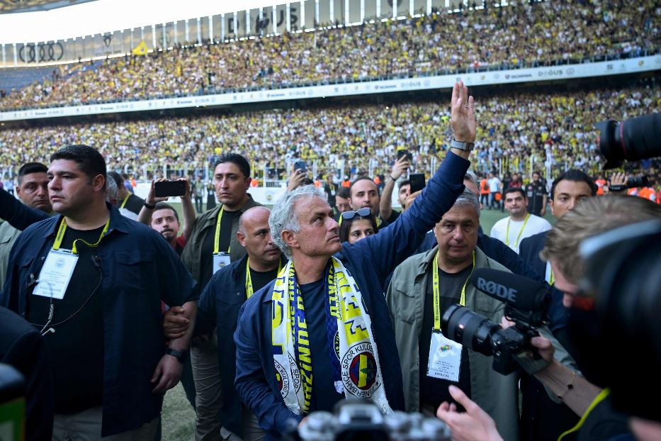 José Mourinho accolto dai tifosi del Fenerbahce