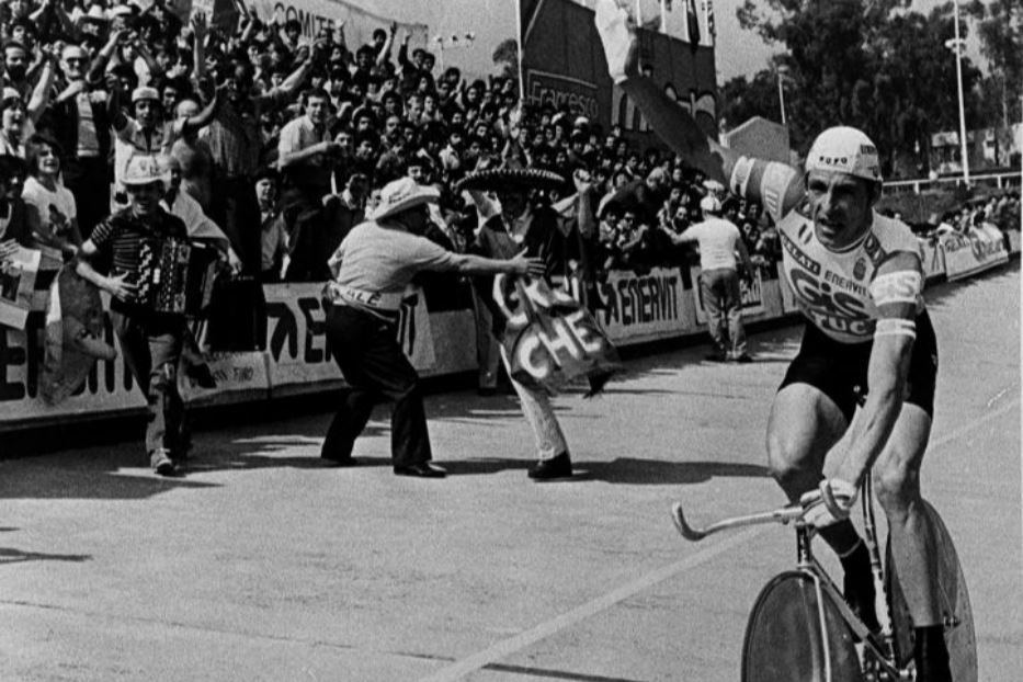 Francesco Moser su una bicicletta con ruote lenticolari stabilisce il record dell’ora a Città del Messico, il 23 gennaio 1984, con 51 km e 151 metri