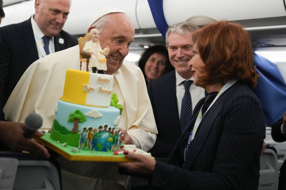 La torta ricevuta da Papa Francesco sul volo di rientro dalla Corsica di domenica scorsa