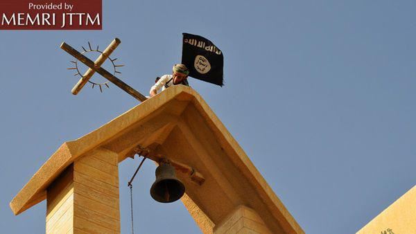 La bandiera del Daesh issata sul campanile di una chiesa nella Piana di Ninive
