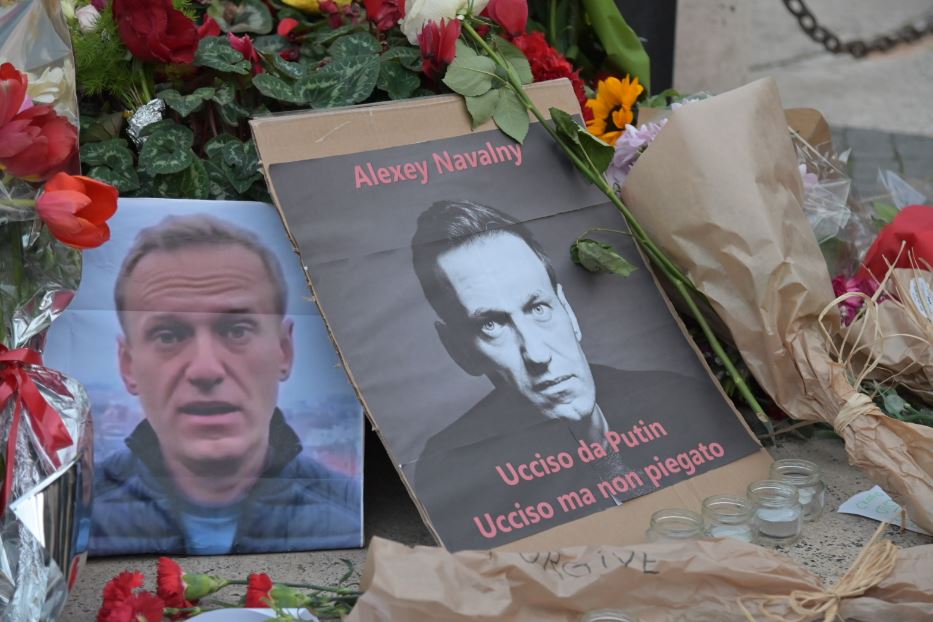 Navalny è morto nelle carceri russe, qui un "memoriale" a Roma