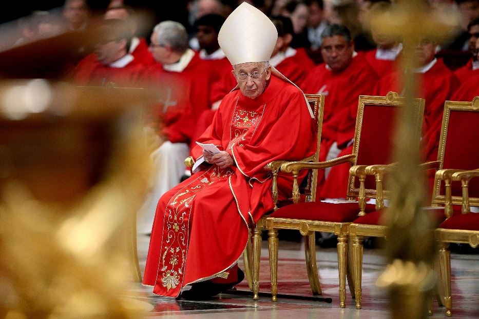 Il cardinale Camillo Ruini durante una celebrazione eucaristica in Vaticano il 24 maggio 2015