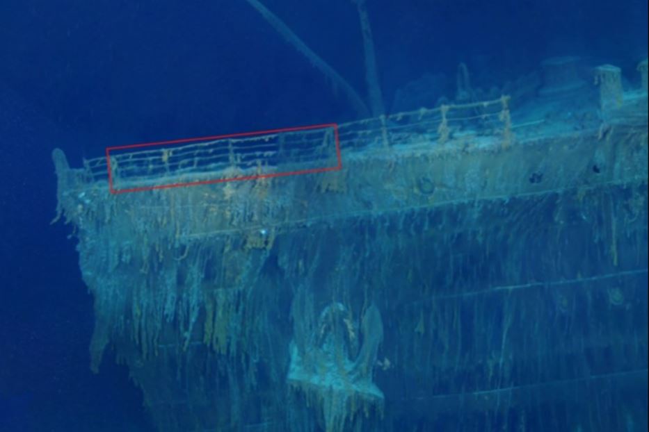 Un'immagine del 2010 mostra la sezione della ringhiera crollata - RMS Titanic, Inc. - https://expedition.discovertitanic.com/