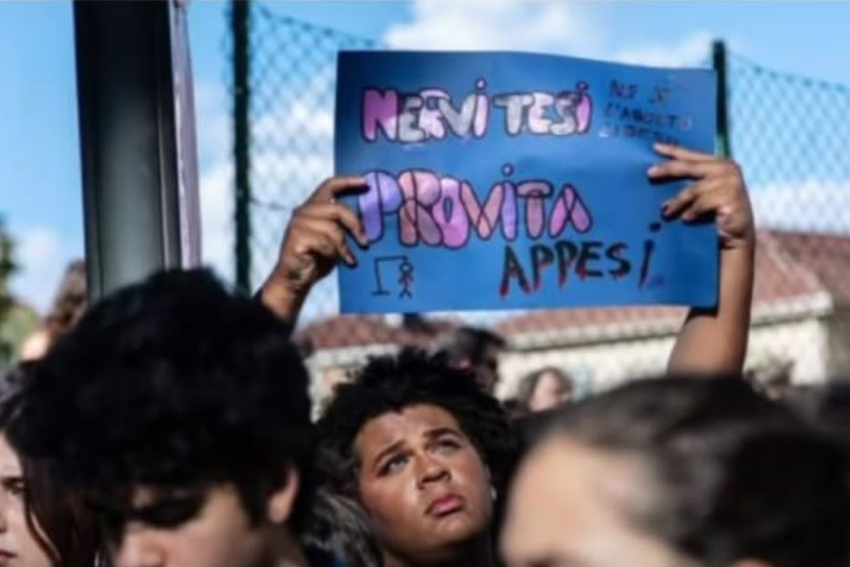 Un cartello inequivocabile a una manifestazione che contesta la "Stanza dell'Ascolto"