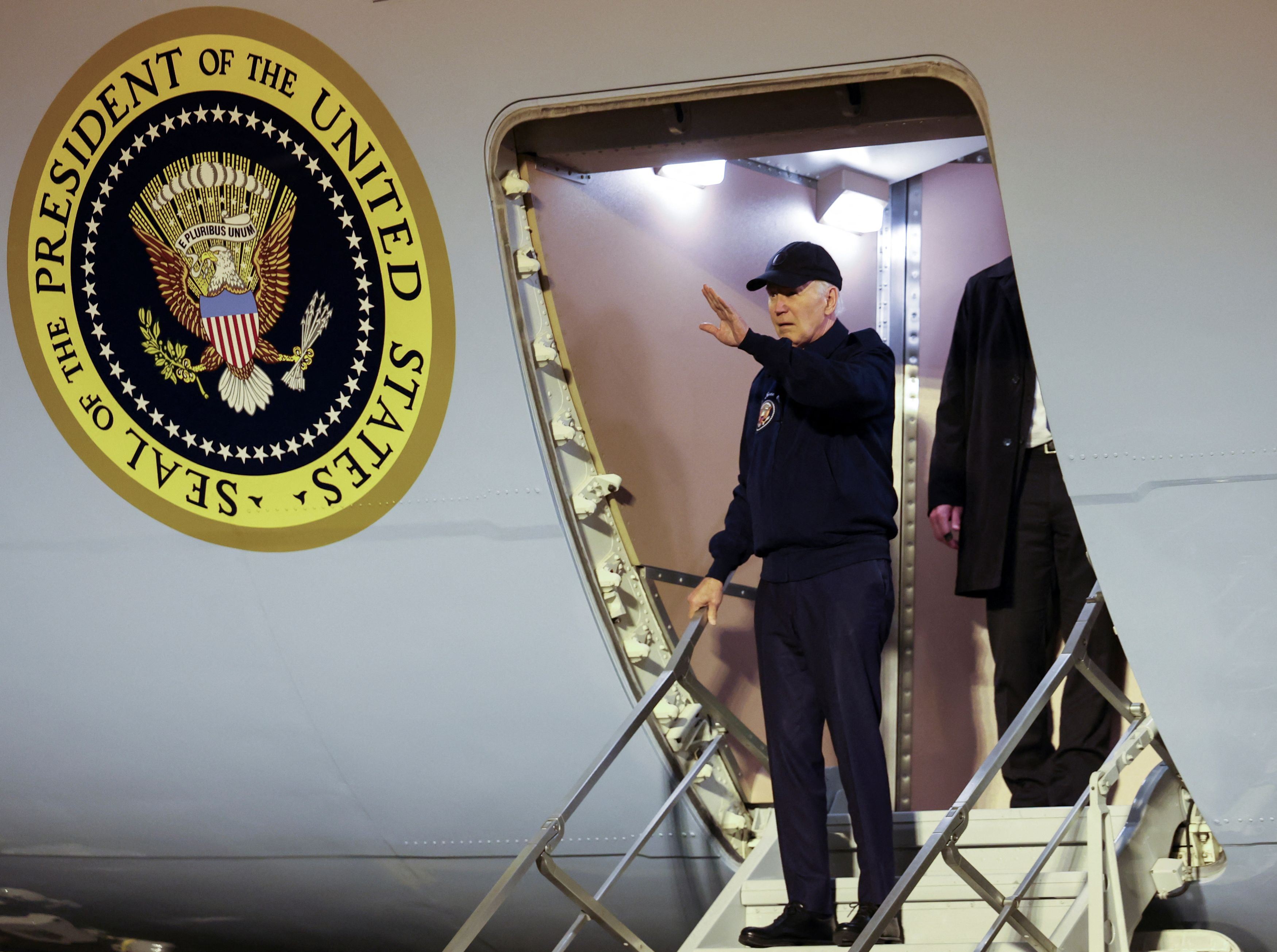 Il presidente Joe Biden sulla scaletta dell'Air Force One alla base aerea di Dover