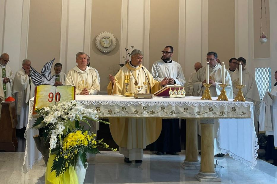 La celebrazione per i 90 anni del seminario di Napoli con l'arcivescovo Battaglia