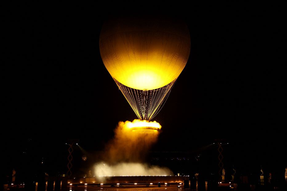 La fiamma olimpica nel cielo di Parigi