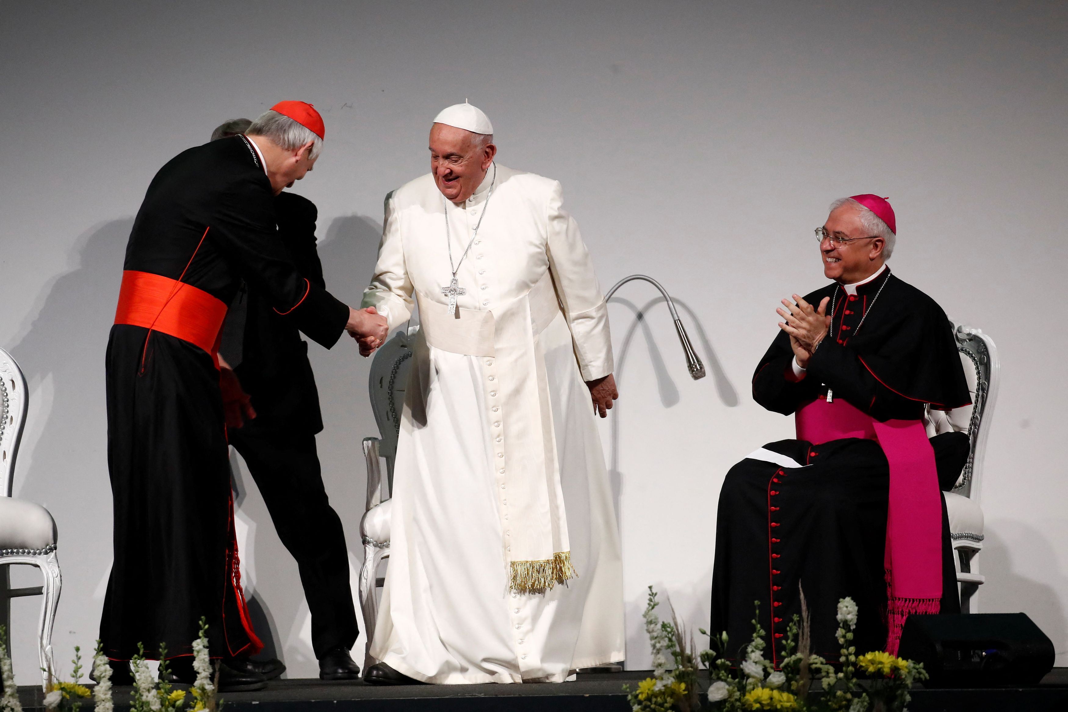 Il cardinale Matteo Zuppi saluta il Papa, a destra l'arcivescovo Luigi Renna