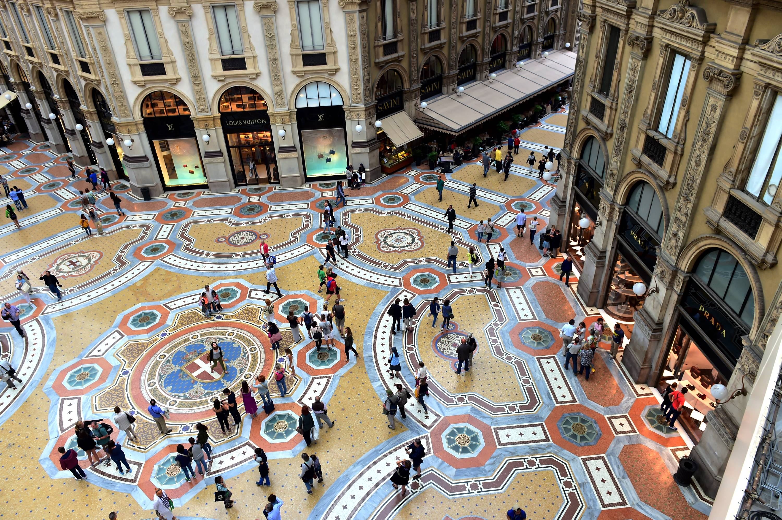 Le griffe hanno conquistato negli ultimi anni molti dei negozi in Galleria Vittorio Emanuele a Milano