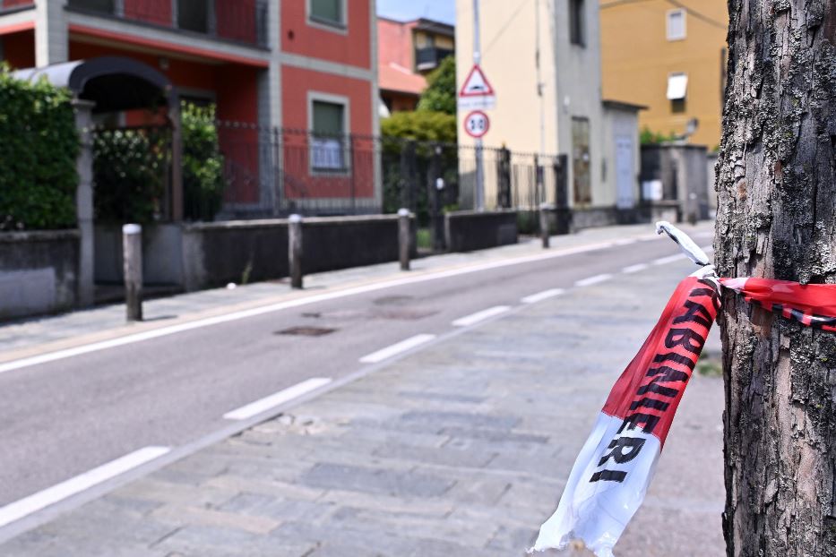 Giovane donna uccisa in strada a Bergamo: «Aiuto, mi accoltellano»