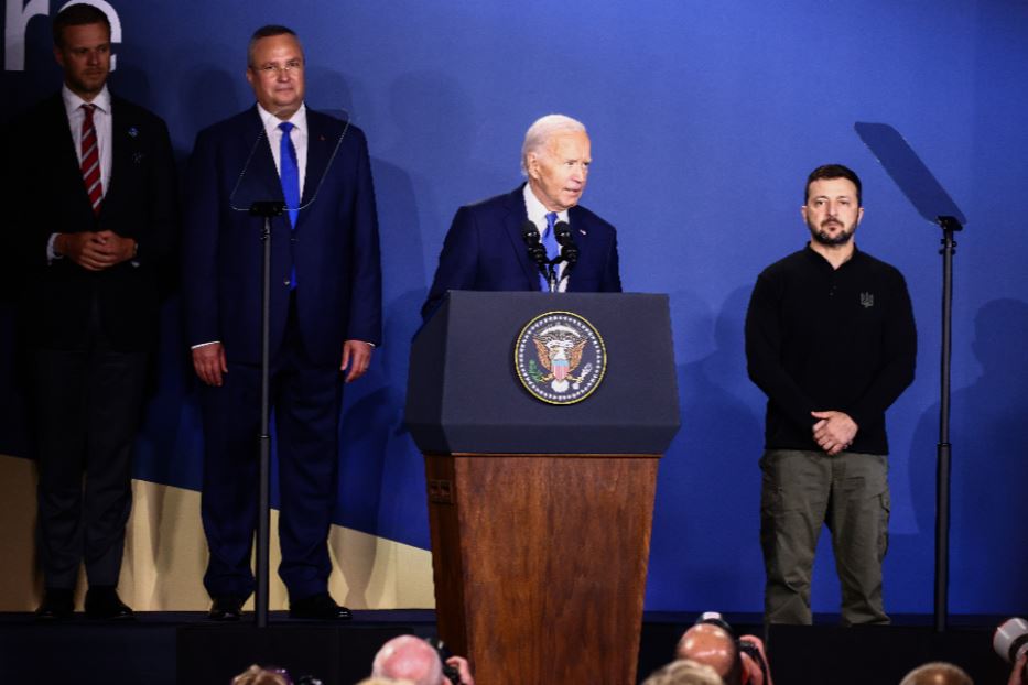 Joe Biden al vertice Nato. Accanto a lui Zelensky