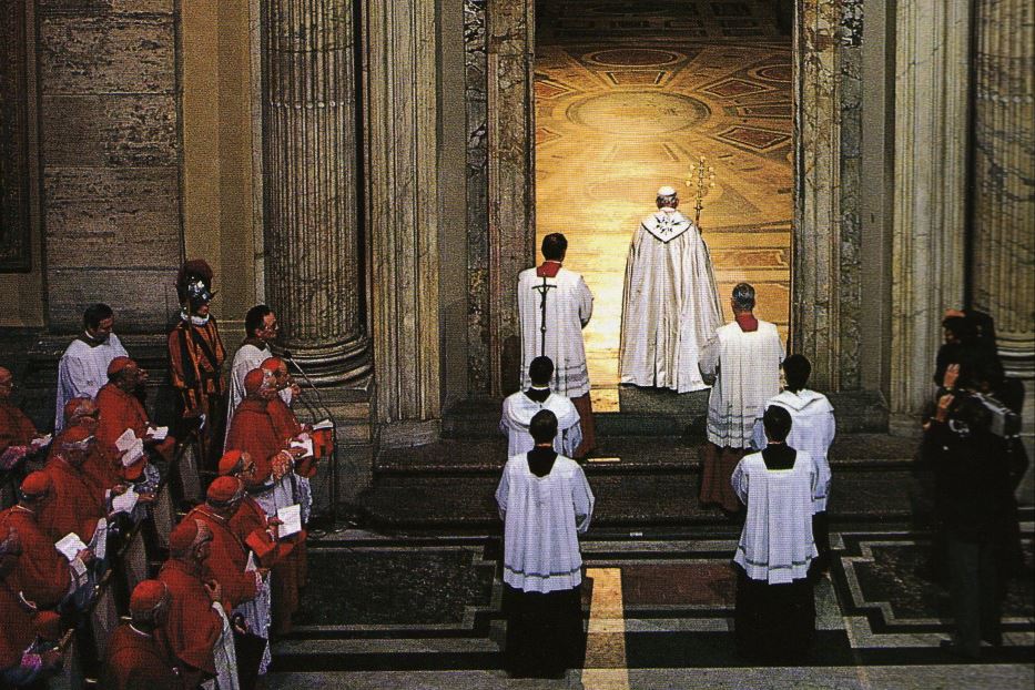 L’apertura della Porta Santa di San Pietro il 25 marzo 1983 per il Giubileo straordinario della redenzione