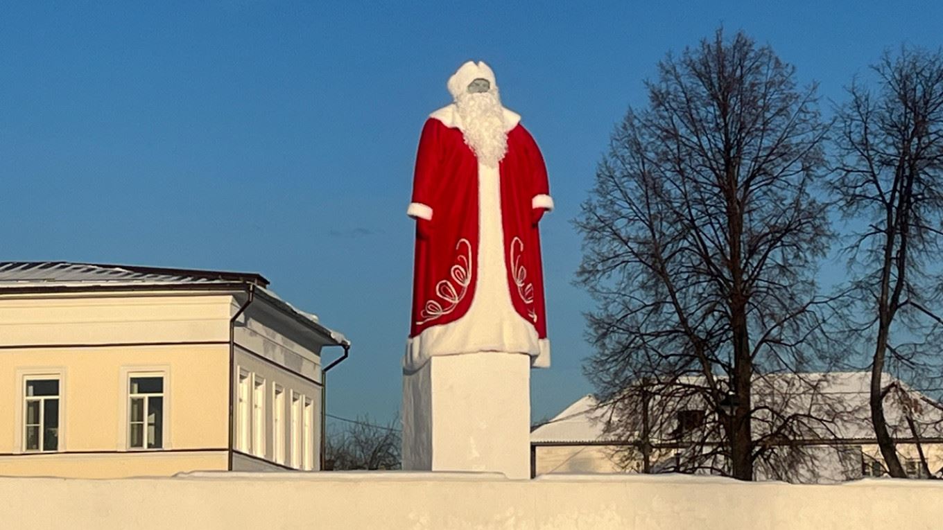 La statua di Lenin Babbo Natale a Irbit