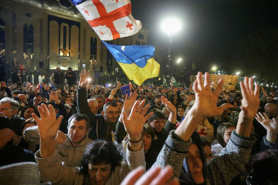 La gente in piazza a Tbilisi per protestare contro i brogli