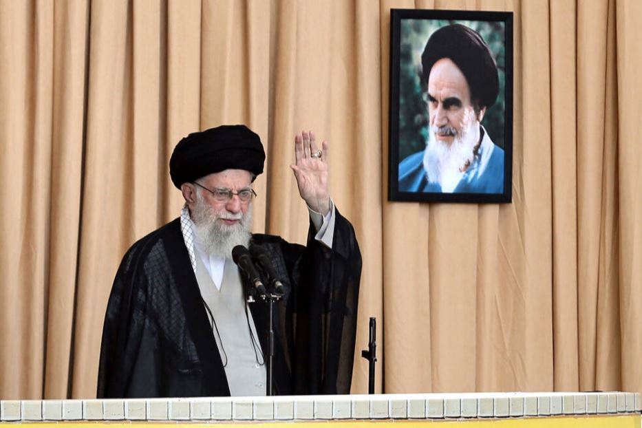 Khamenei ricompare in piazza col fucile: se necessario colpiremo ancora