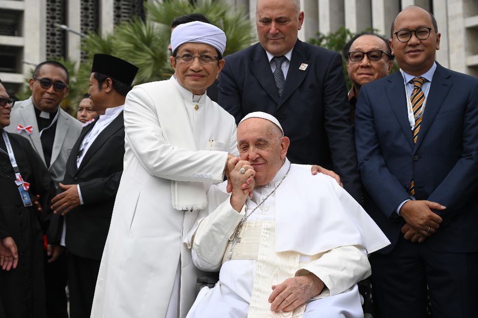 Papa Francesco con il Gran Imam Grand Imam Nasaruddin Umar  durante una foto al termine dell’incontro interreligioso presso la Moschea Istiqlai, Giacarta, Indonesia, 5 settembre 2024.