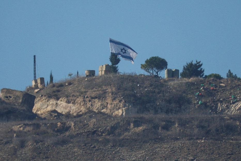 Una bandiera israeliana sventola in Libano appena oltreconfine, fotografata dalla zona israeliana di Metula