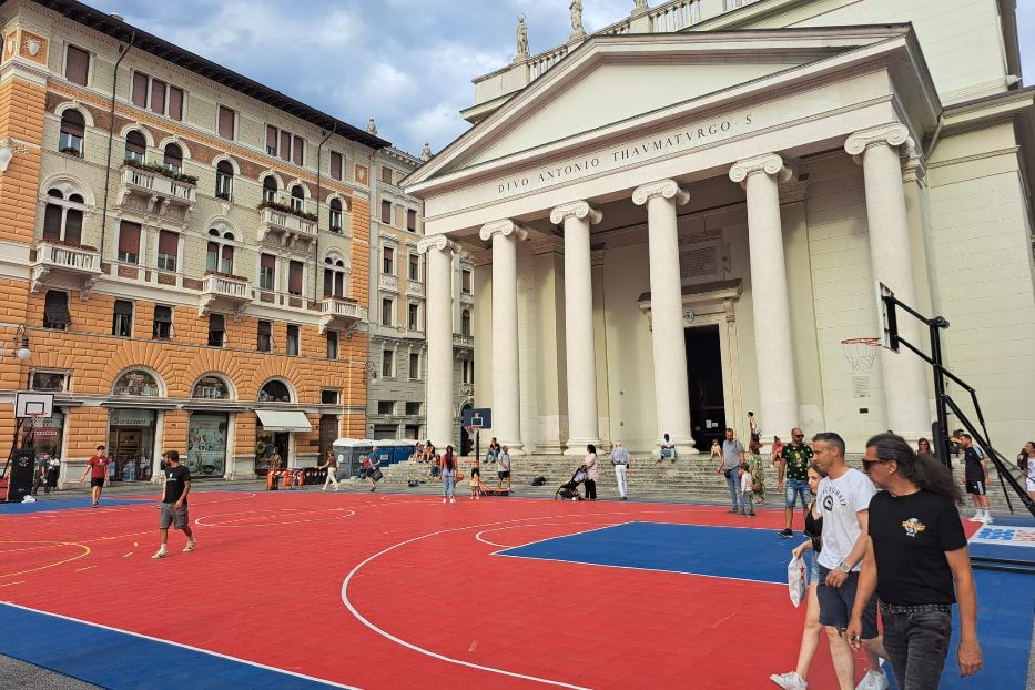 Il campo da baskin realizzato in centro a Trieste per la Settimana sociale