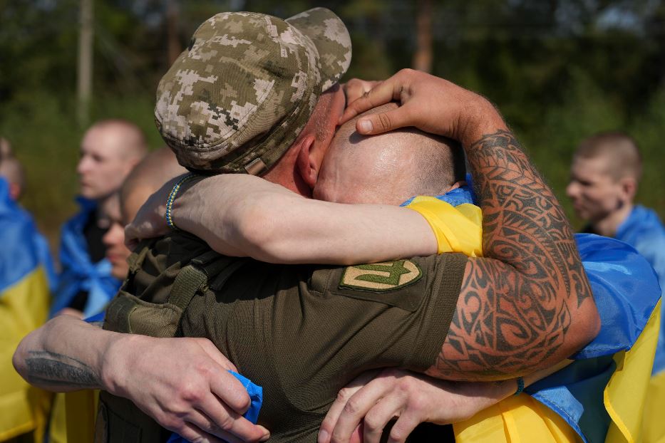 L'abbraccio di un padre ucraino col figlio, liberato dai russi assieme ad altri 102 soldati