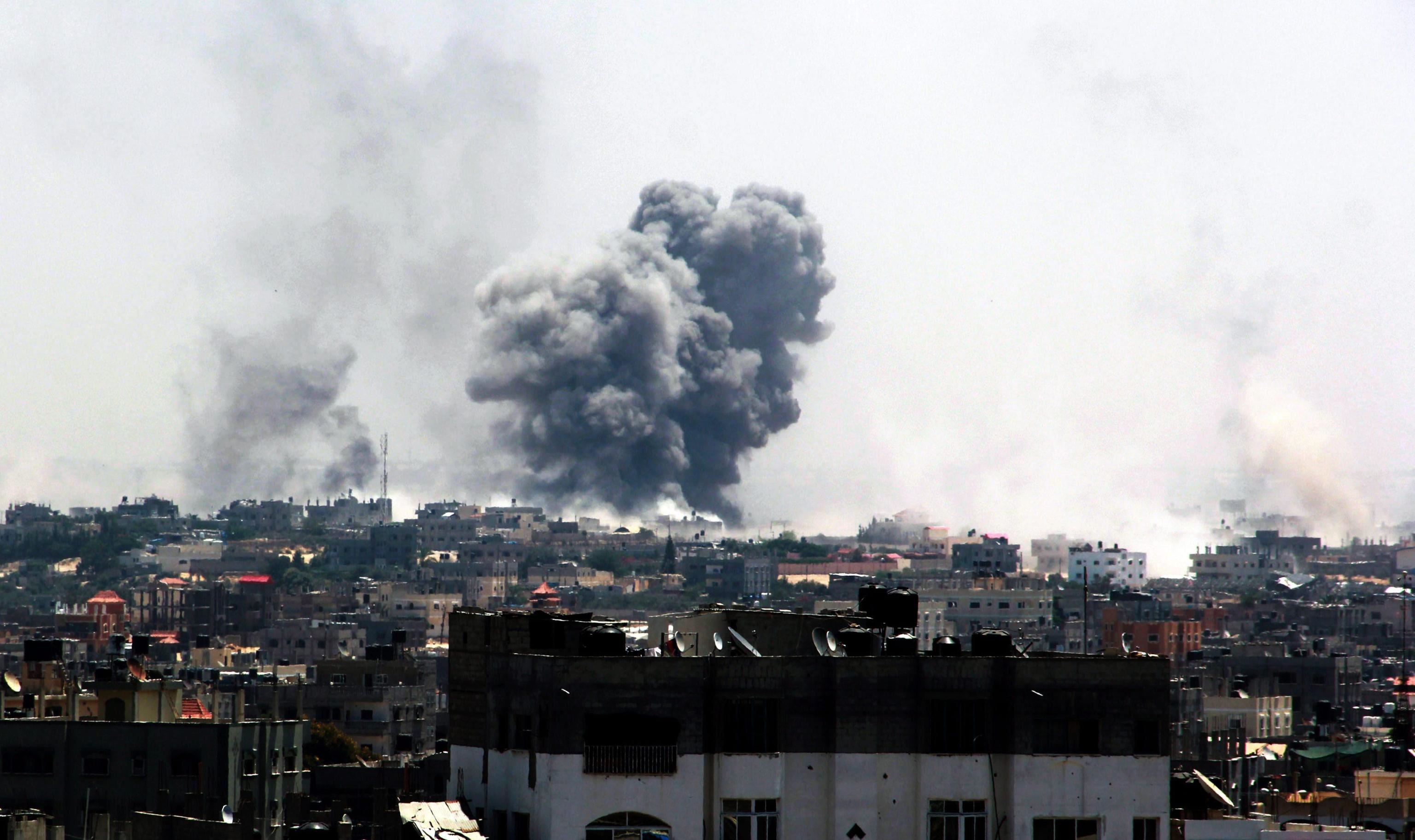 Intanto in Palestina continuano i bombardamenti. Nella foto, un attacco di missili a Rafah
