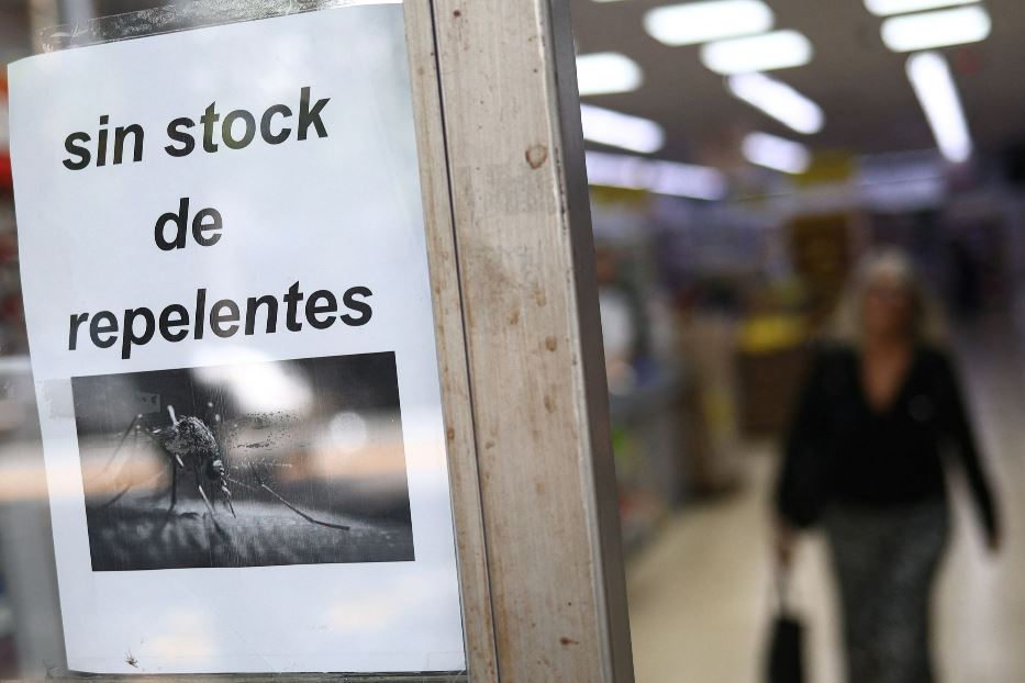 Repellenti per zanzare esauriti in un supermercato argentino