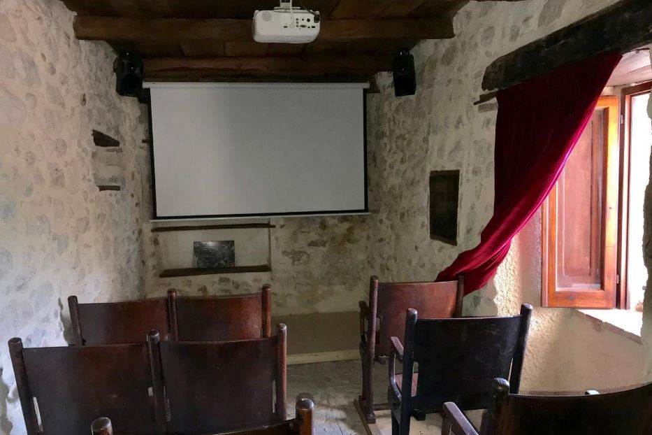 La sala da dodici posti: con poltrone degli anni venti del Teatro Brancaccio ricevute in dono dal produttore Angelo Barbagallo e restaurate dalla falegnameria sociale K_Alma che a Roma offre corsi informali e gratuiti a persone senza lavoro o con fragilità economiche