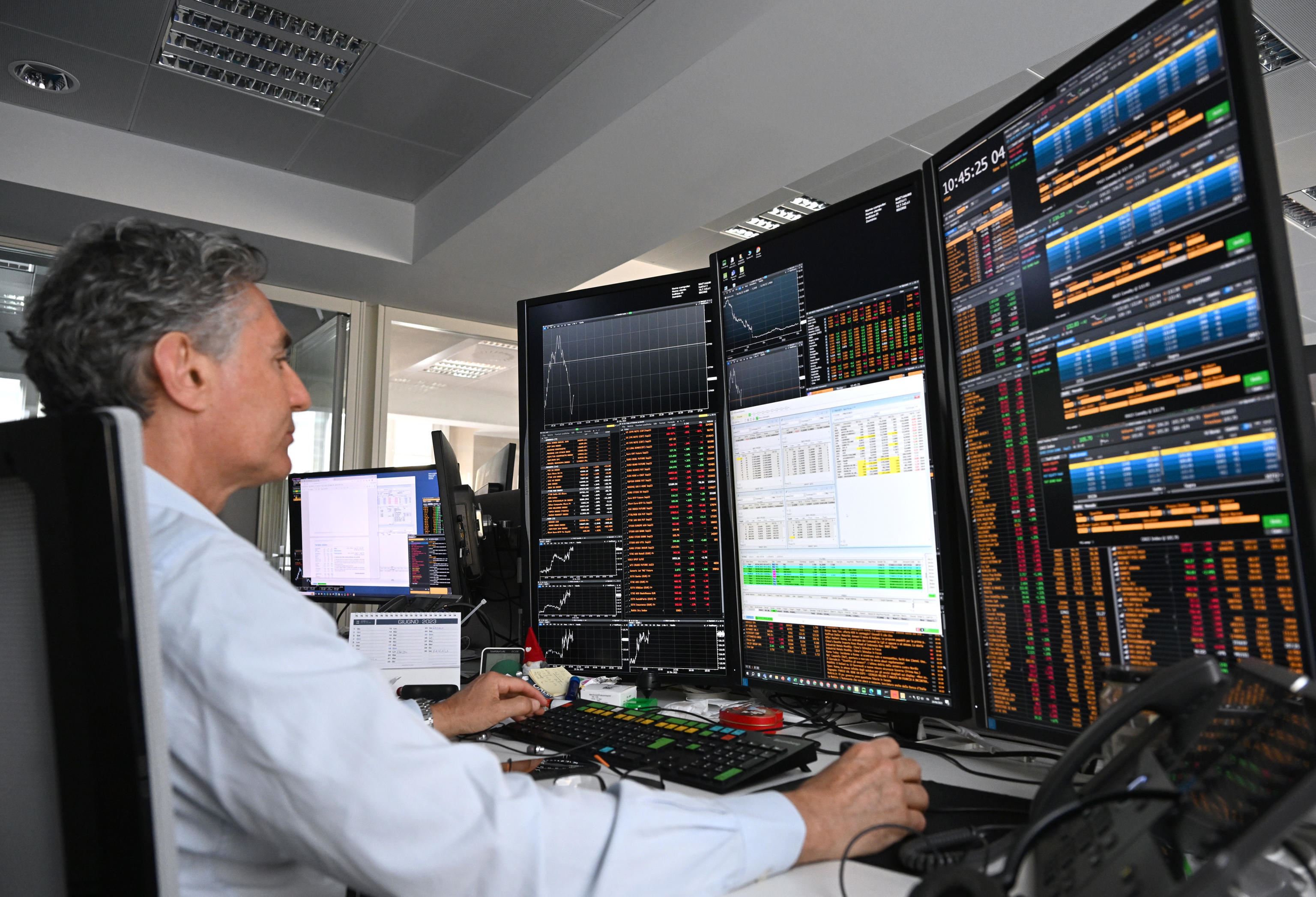 Un analista finanziario nella sala mercati di un gruppo bancario italiano