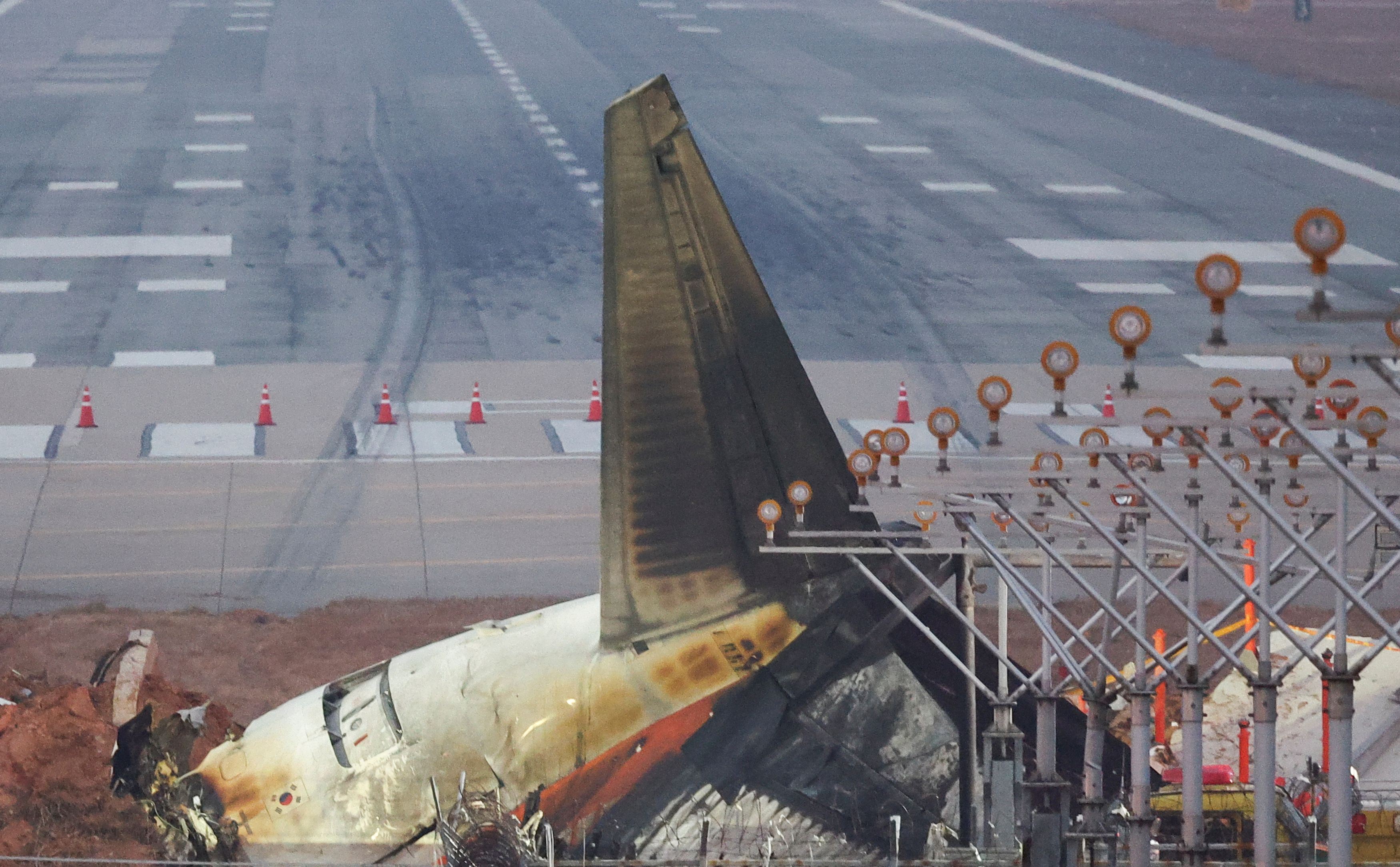 Il Boeing 773-800 che si è schiantato sulla pista di Muan in Corea del Sud