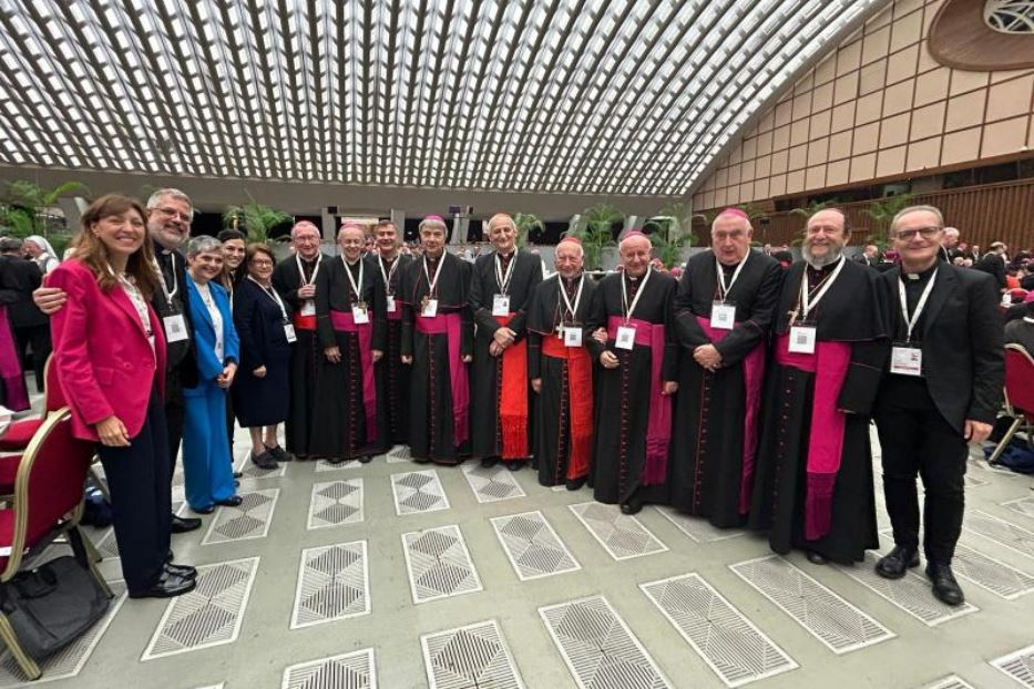 Foto di gruppo per alcuni fra i partecipanti alla Seconda sessione della XVI Assemblea ordinaria del Sinodo dei vescovi