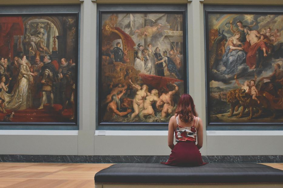 Una ragazza circondata dall'arte in un museo