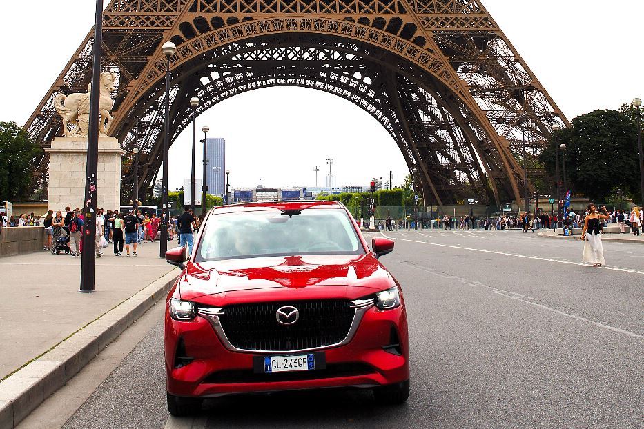 La Mazda CX 60 sotto la Tour Eiffel