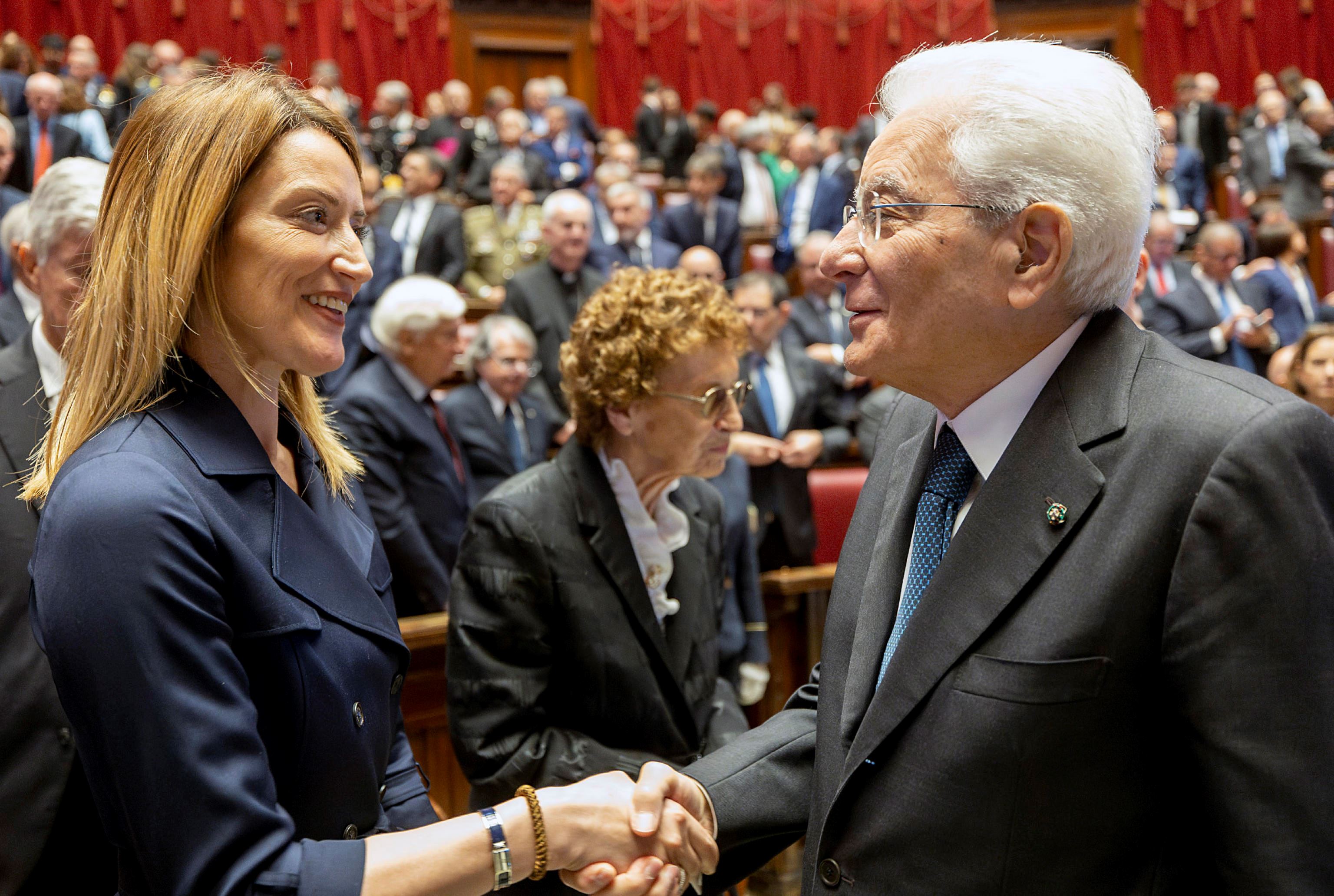 Il presidente della Repubblica Sergio Mattarella e la presidente del Parlamento europea Roberta Metsola alla Camera per la commemorazione di De Gasperi. Dietro, la figlia Paola