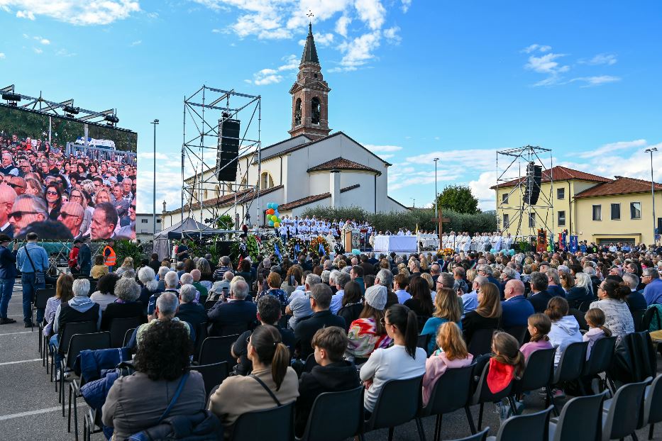 Il piazzale dietro la chiesa di Tezze sul Brenta, dove si sono svolti i funerali di Sammy Basso