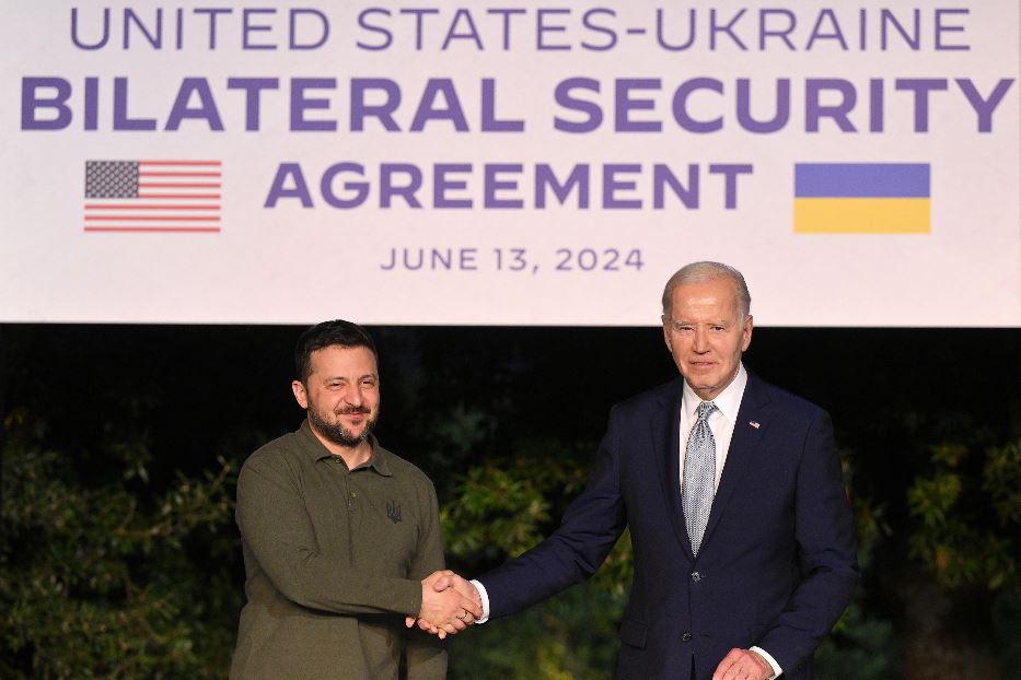 La stretta di mano tra Biden e Zelensky al G7 in Puglia