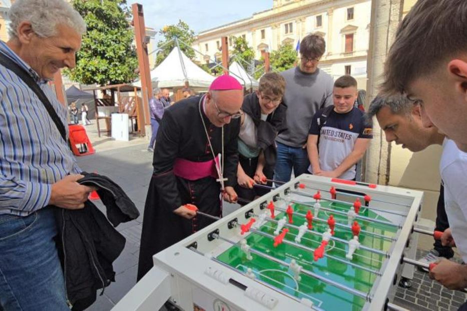 Il vescovo Davide Carbonaro gioca con i ragazzi il giorno del suo ingresso in diocesi a Potenza