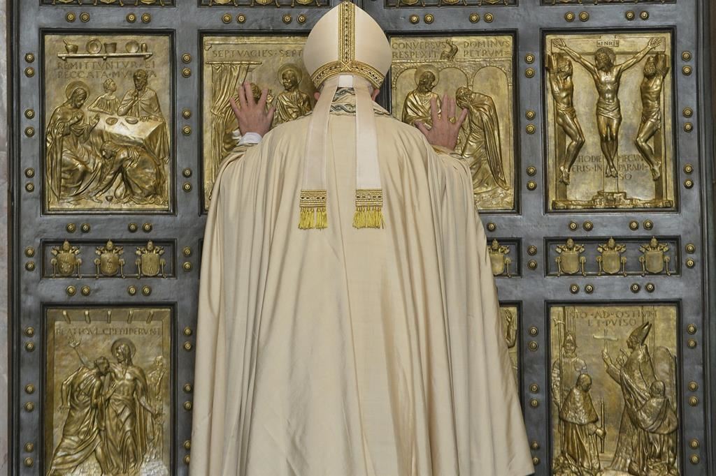 Papa Francesco di Fronte alla Porta Santa della Basilica di San Pietro