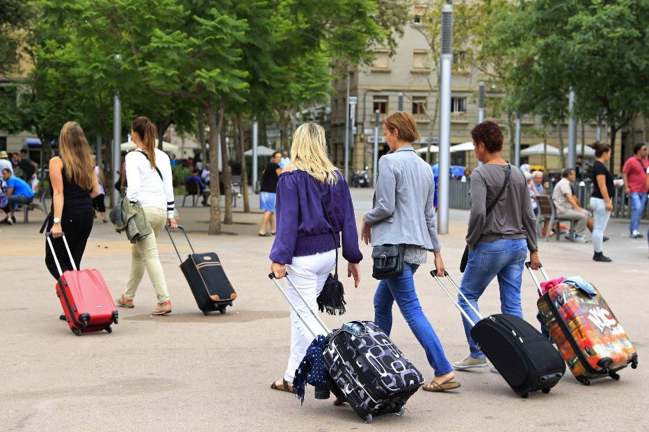 A Barcellona i fondi cacciano i residenti per affittare le case ai turisti