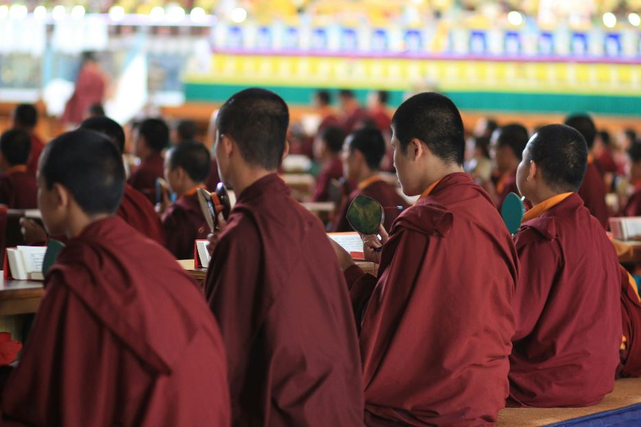 Monaci tibetani in un monastero in India