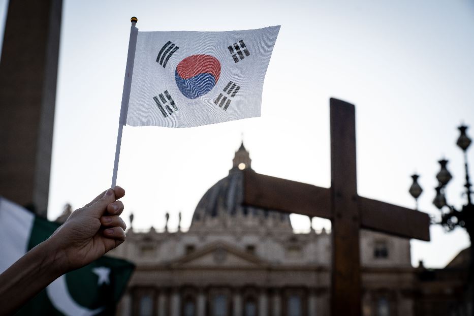 La Croce dei giovani e la bandiera coreana in piazza San Pietro lo scorso aprile nel giorno in cui si sono ricordati i 40 anni della Gmg