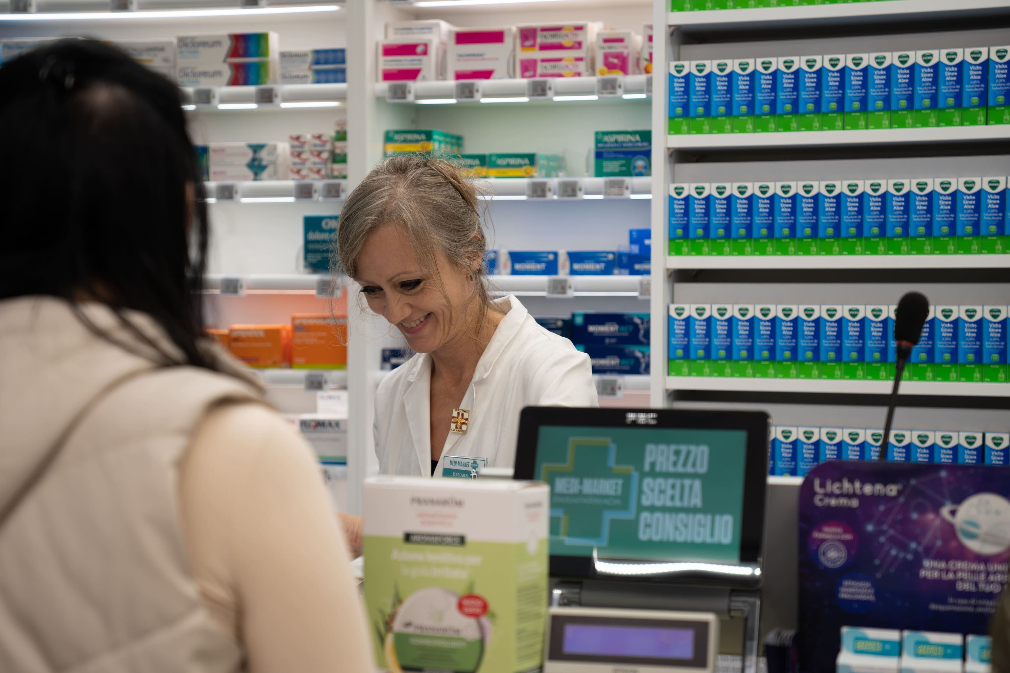 Una farmacista dietro il banco