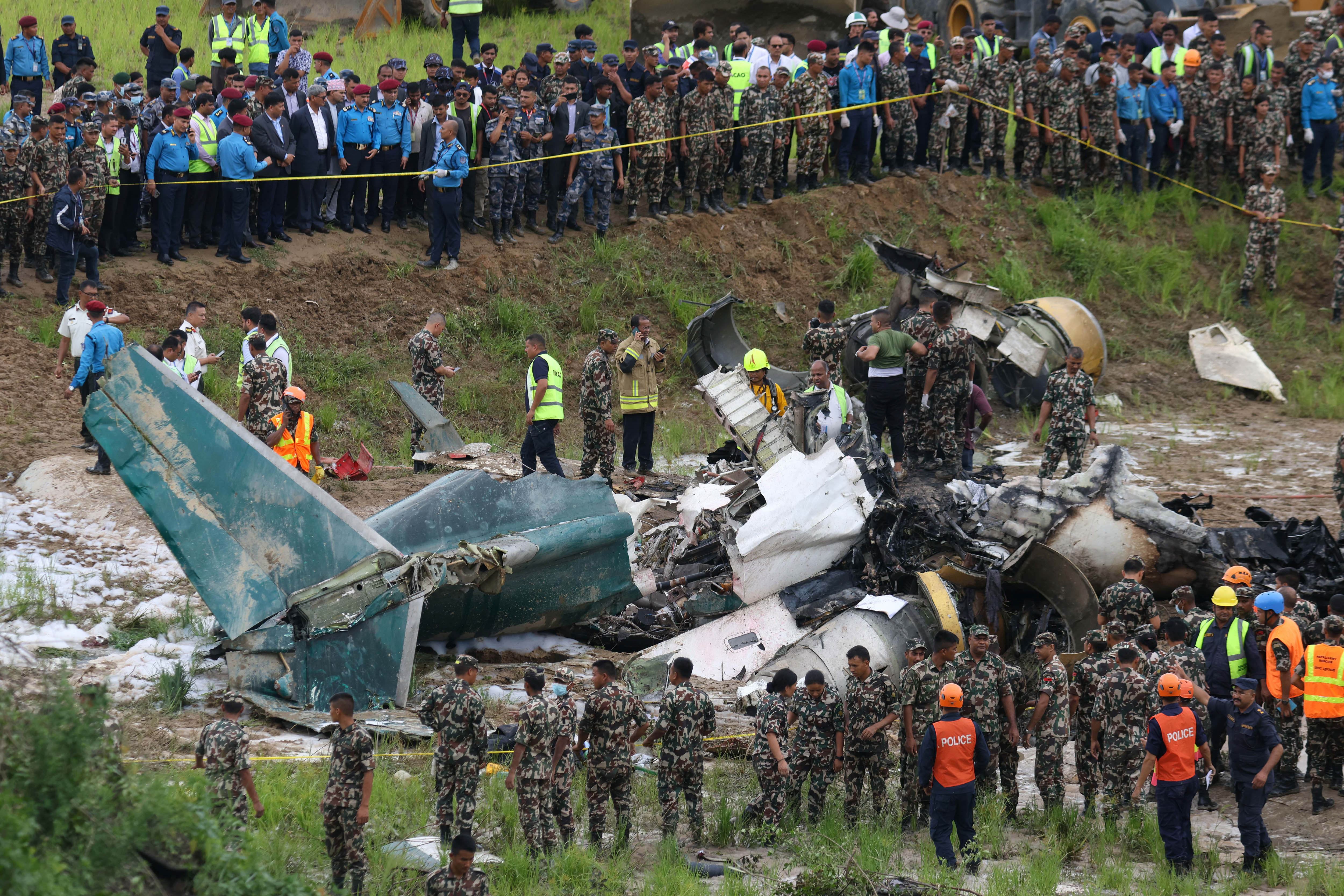 La carcassa dell'aereo della Saurya airlines incendiatosi poco dopo il decollo a Kathmandu
