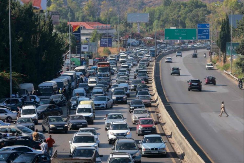 Il lugo esodo di auto che lasciano il Libano