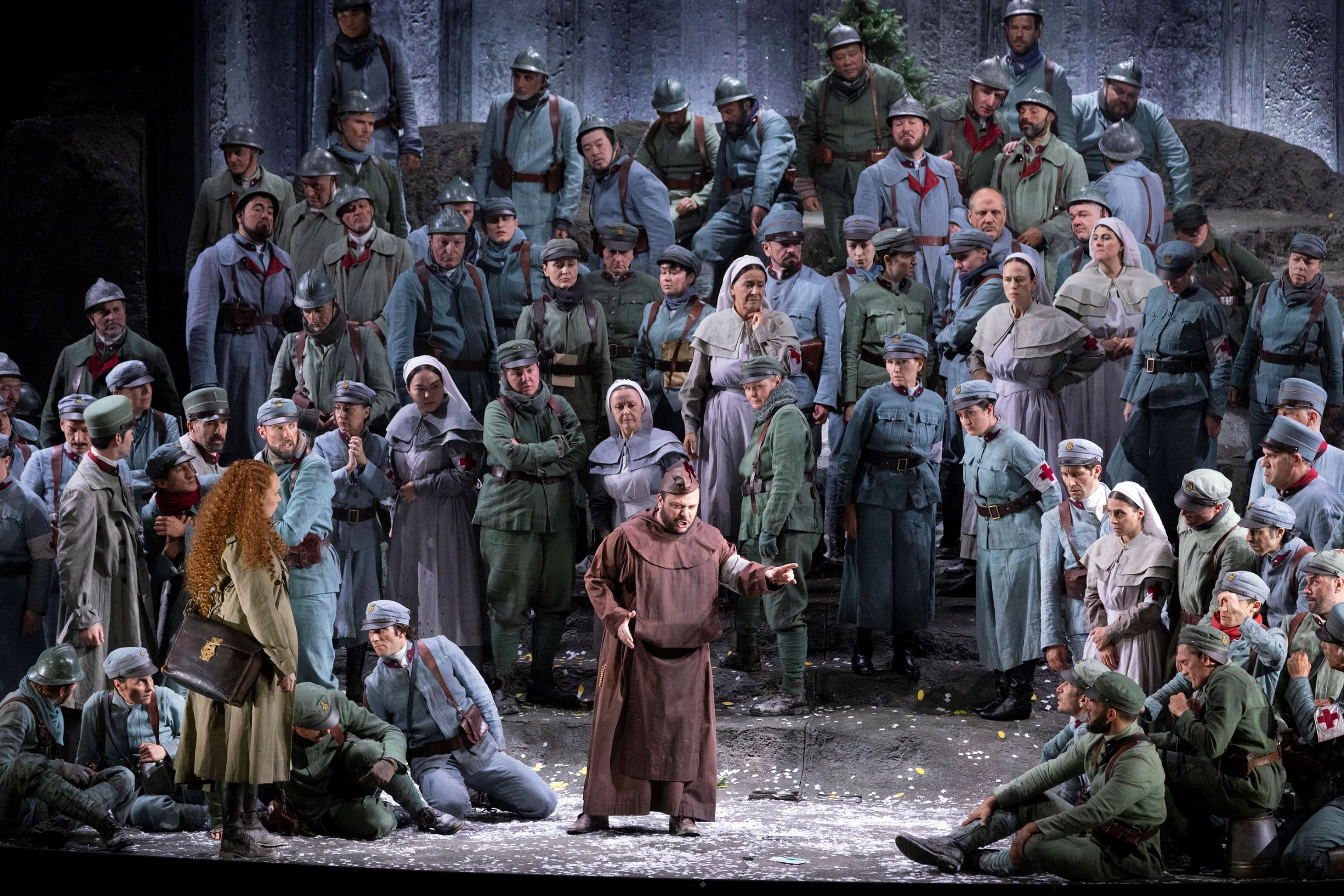 Una scena della Forza del destino di Giuseppe Verdi, che ha aperto la stagione del Teatro alla Scala