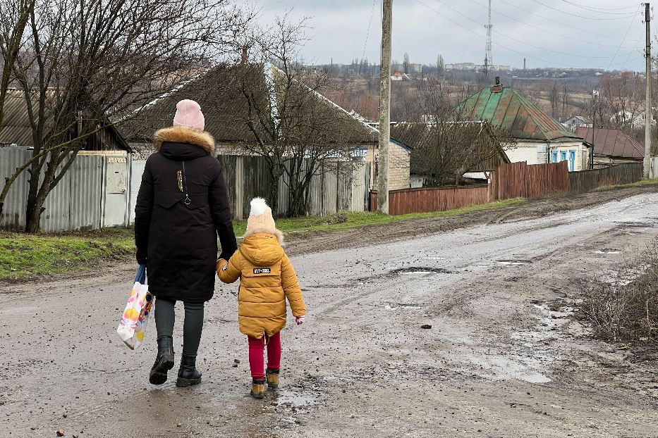 Una famiglia a Kupiansk, cittadina lungo la linea del fronte nell'est dell'Ucraina