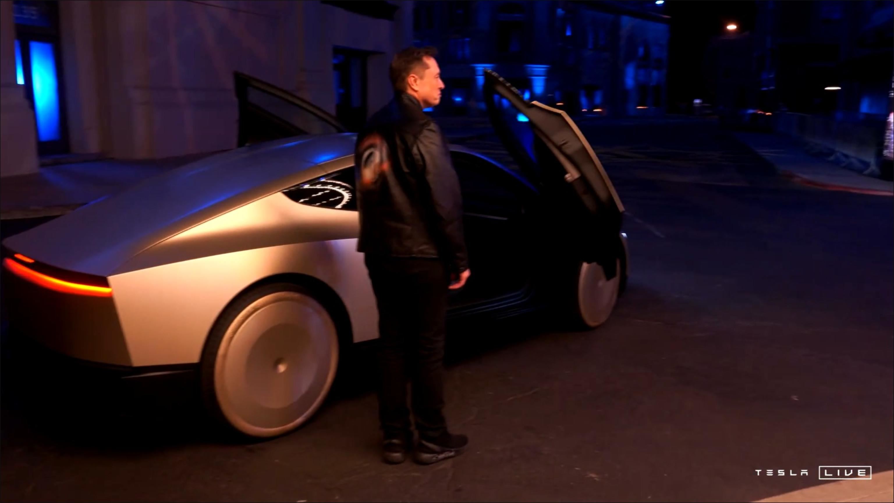 Elon Musk all'arrivo all'evento di Los Angeles con la "Cybercab" a guida autonoma